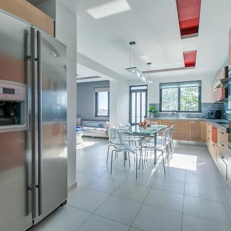 Crystal Waves Lux Villa-homeleader *