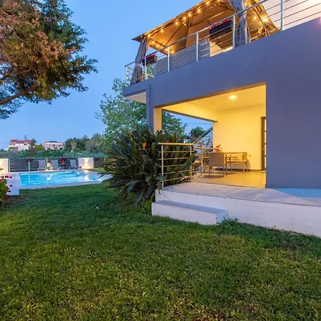 Crystal Waves Lux Villa-homeleader