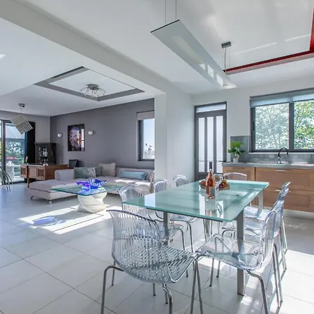 Crystal Waves Lux Villa-homeleader *