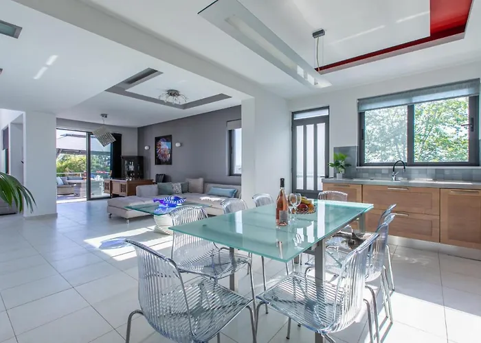 Crystal Waves Lux Villa-homeleader La Canea