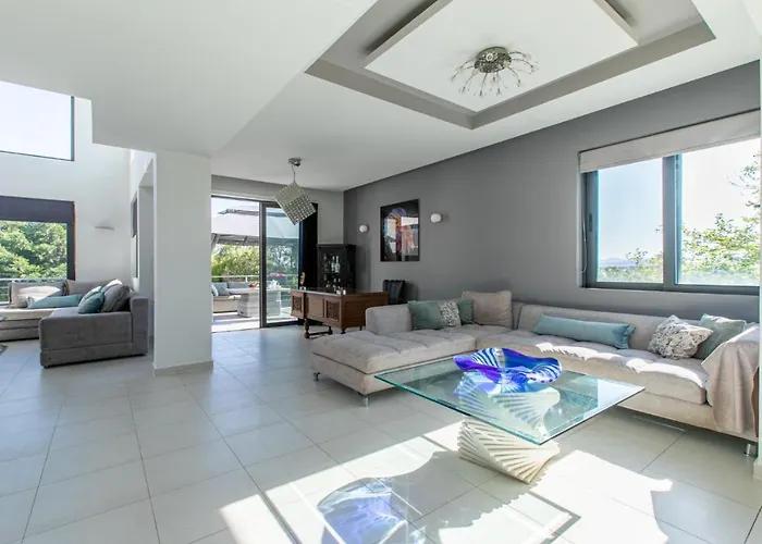 Crystal Waves Lux Villa-homeleader Villa