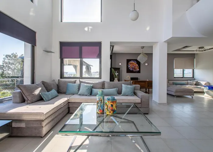 Crystal Waves Lux Villa-homeleader *