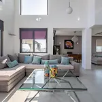 Crystal Waves Lux Villa-homeleader *