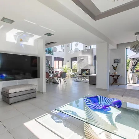 Crystal Waves Lux Villa-homeleader *