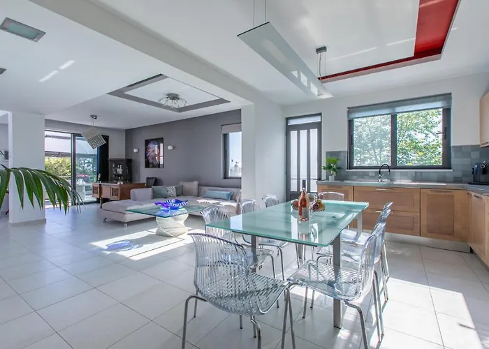 Crystal Waves Lux Villa-homeleader *